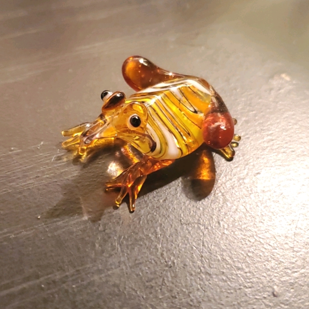 Glass figurine frog